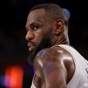 奥尼尔转发湖人队史10大巨星，詹姆斯仅第十，榜首无悬念