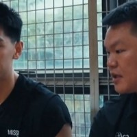 朱芳雨看望正在康复的崔永熙 并对小崔传授了一些投篮秘籍